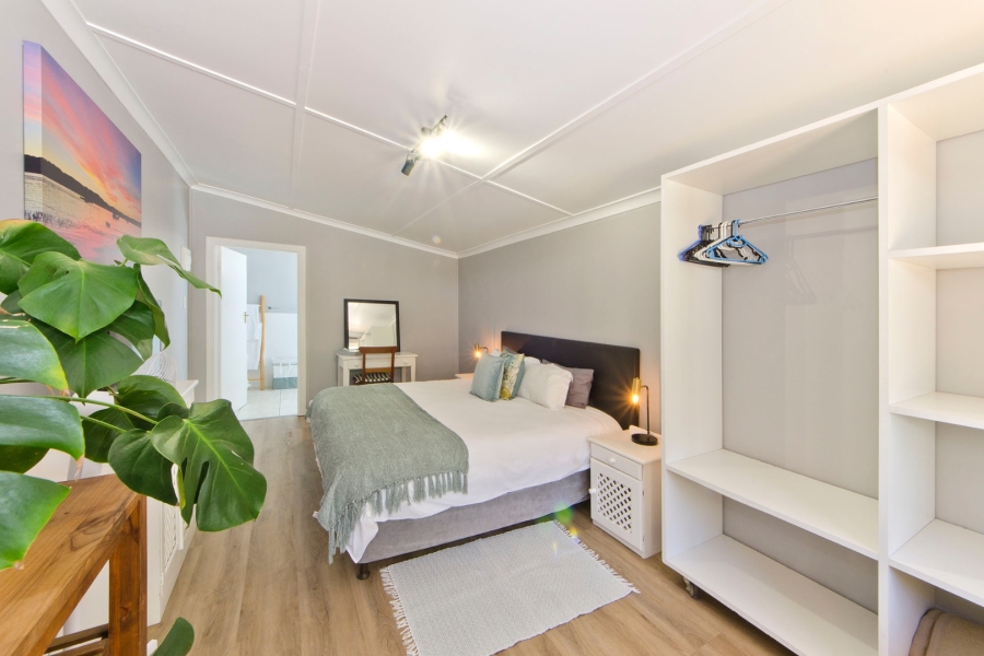 8 Bedroom Property for Sale in Leisure Isle Western Cape